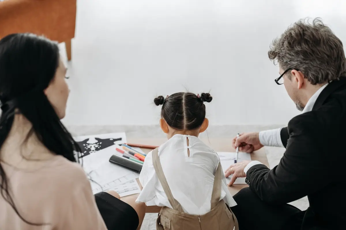Dos adultos y una niña. Foto: Canva