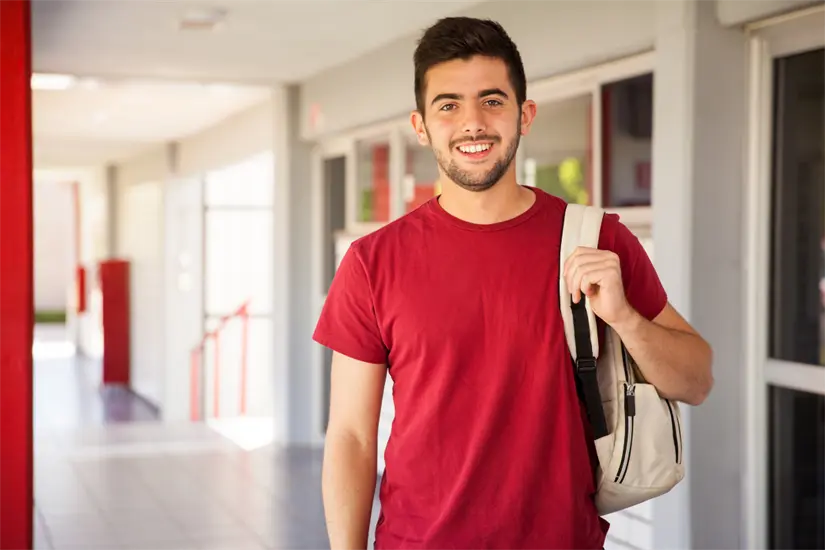 La beca está dirigida a estudiantes inscritos en universidades públicas consideradas prioritarias. Foto: Freepik 