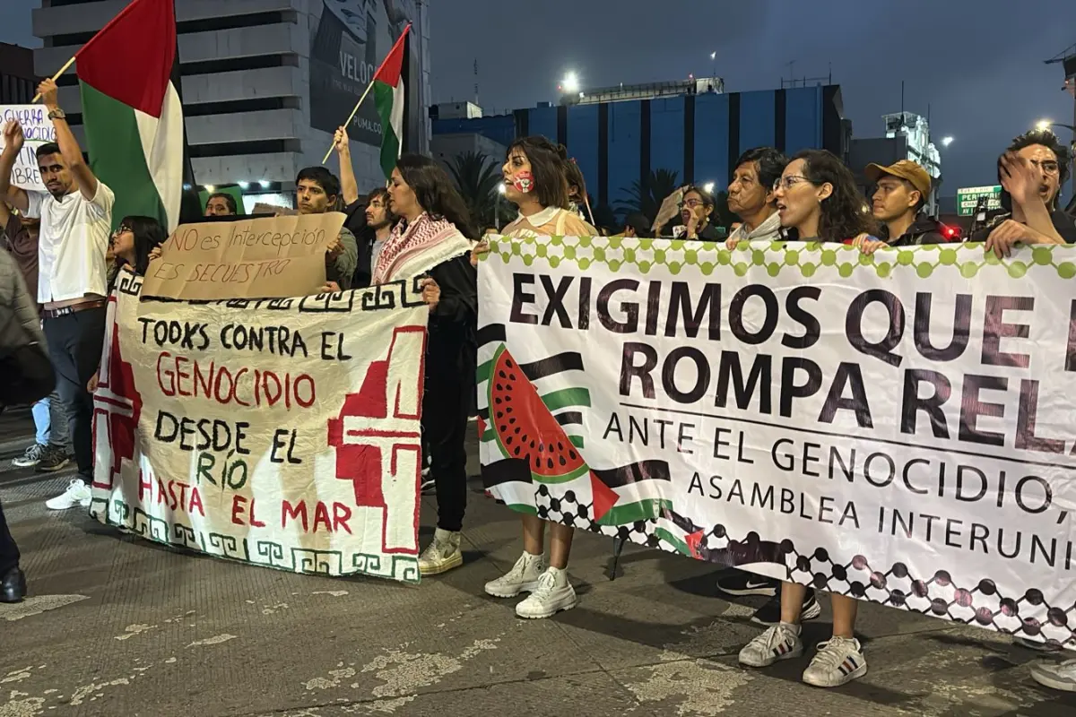 Protesta ProPalestina en la SRE en CDMX y bloquean Avenida Juárez. Foto: Luis Antonio Alfaro
