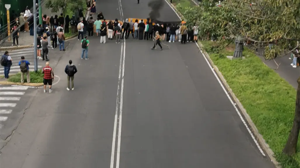 Bloqueo en Periférico Sur: estudiantes de la ENAH protestan por ataque a flotilla humanitaria rumbo a Gaza