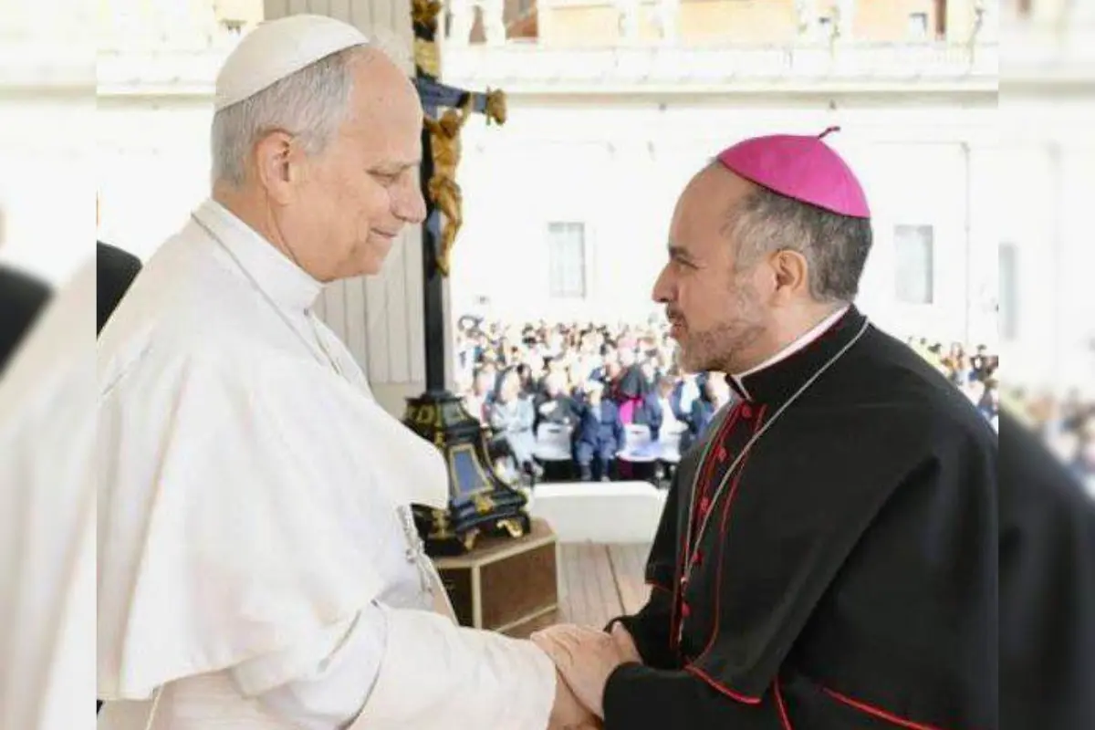 Monseñor Eugenio Lira saludo al Papa León XIV y llevando mensaje de la comunidad católica de Matamoros | Foto: Perla Herrera