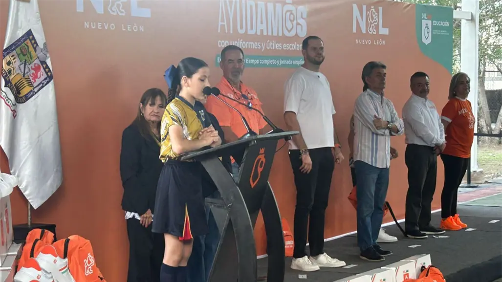 Nuevo León refuerza la educación con entrega útiles escolares en escuela de Monterrey