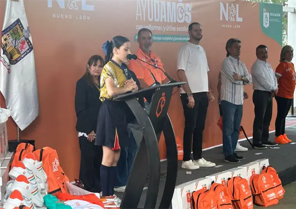 Nuevo León refuerza la educación con entrega útiles escolares en escuela de Monterrey