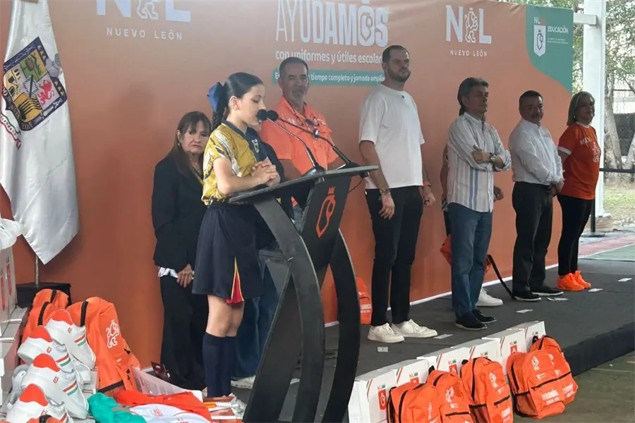 Nuevo León refuerza la educación con entrega útiles escolares en escuela de Monterrey