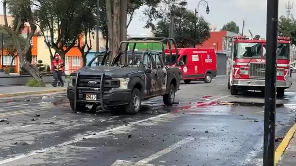 Marcha del 2 de octubre en Toluca termina con patrulla incendiada y jóvenes detenidos