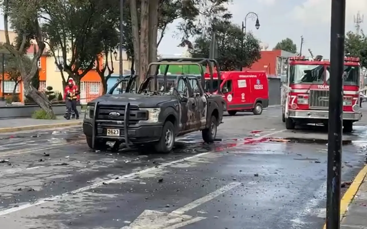 La marcha del 2 de octubre en Toluca terminó con una patrulla incendiada. Foto: FB/ Toluca HOY (Canva)
