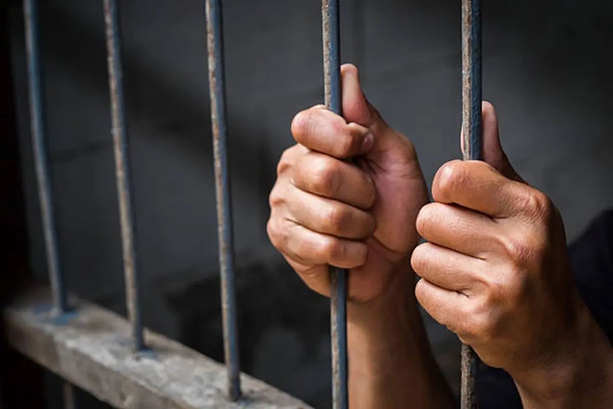 El policía de Salinas Victoria, Adelaido N, de 35 años, fue vinculado a proceso por presuntamente incurrir en el delito de evasión de presos. Foto: iStock