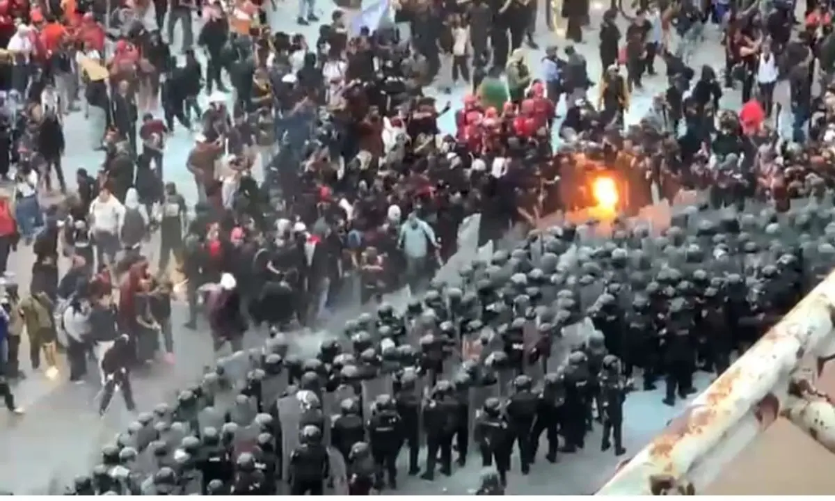Confrontamiento entre policías y encapuchados en Marcha del 2 de octubre     Foto: X (@POSTACDMX)
