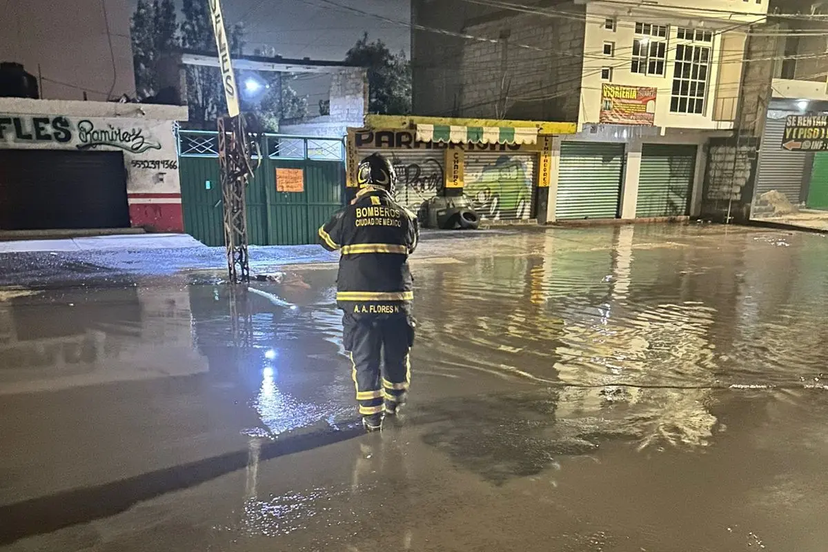 Elemento del Heroico Cuerpo de Bomberos en inundaciones de CDMX. Foto: X @Bomberos_CDMX