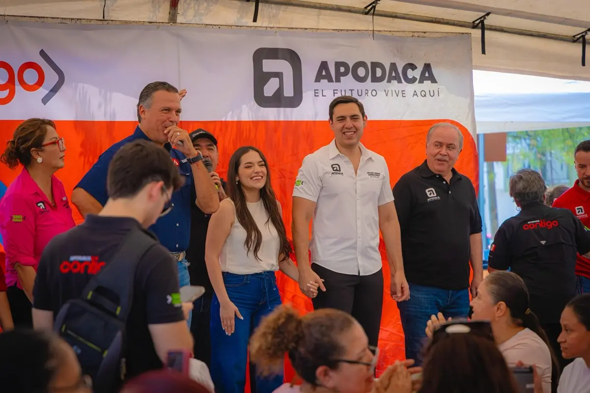 El alcalde de Apodaca, César Garza Arredondo, tiene un encuentro con ciudadanos durante la realización de las brigadas Contigo. Foto: Facebook César Garza Arredondo