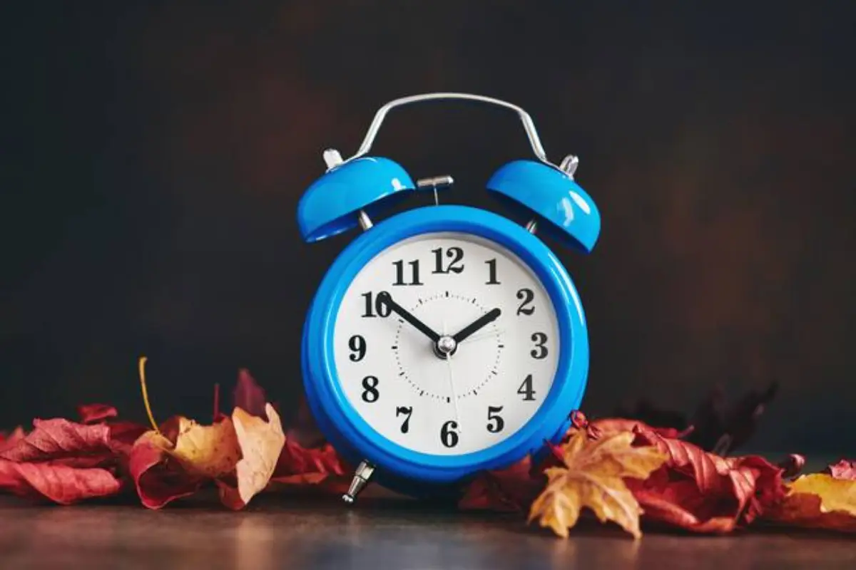 La medida se mantendrá vigente hasta el domingo 2 de noviembre, cuando los relojes deberán atrasarse una hora de vuelta al horario estándar en esas localidades. Foto: Freepik
