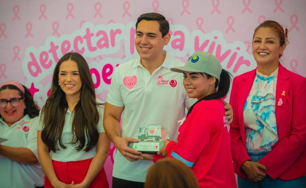 El alcalde de Apodaca, César Garza Arredondo, hizo un llamado a las mujeres a la autoexploración en la lucha contra el cáncer de mama. Foto: Facebook César Garza Arredondo