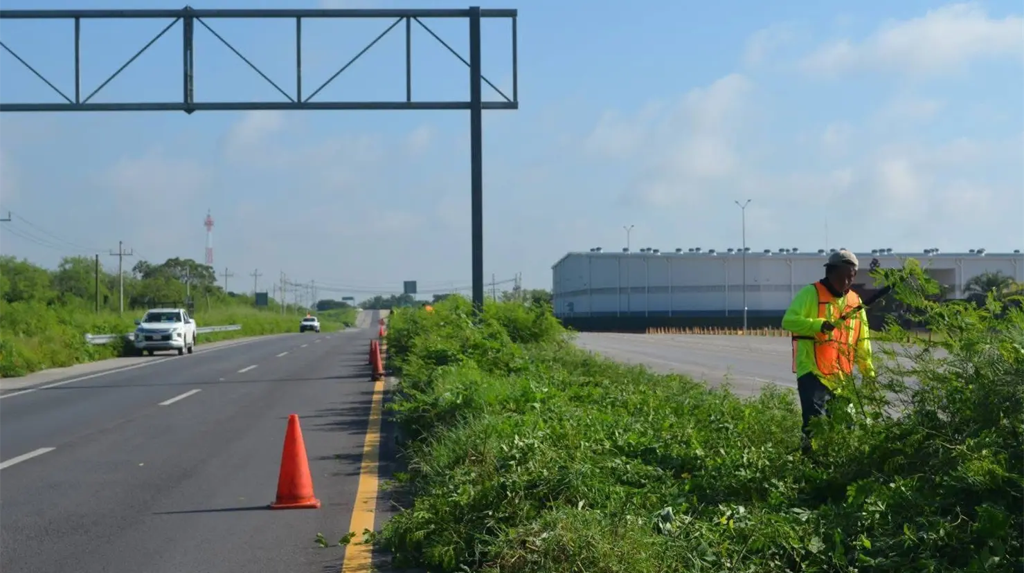 El director del SICT en Yucatán informó sobre la inversión que se requiere para construir el distribuidor vial en el municipio de Conkal.- Fuente Irving Gil