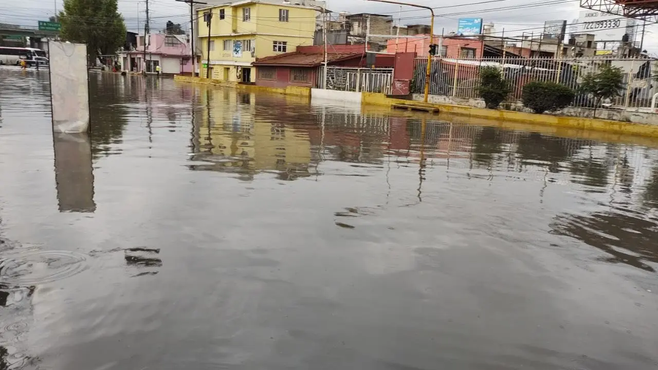 Damnificados en Lerma reclaman acceso a programa de 8 mil pesos para reparar daños por inundaciones. Foto: @valladares_omar / Al Momento EdoMex