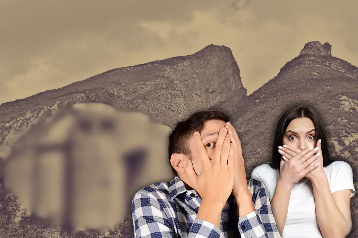 De fondo la casa de los tubos, un hombre tapándose un ojo y una mujer con manos en la boca Foto: Canva