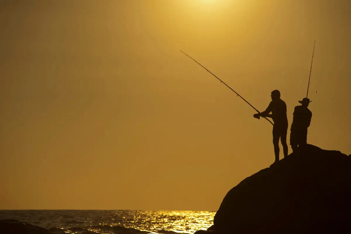 Imagen ilustrativa de personas pescando. Foto: Canva