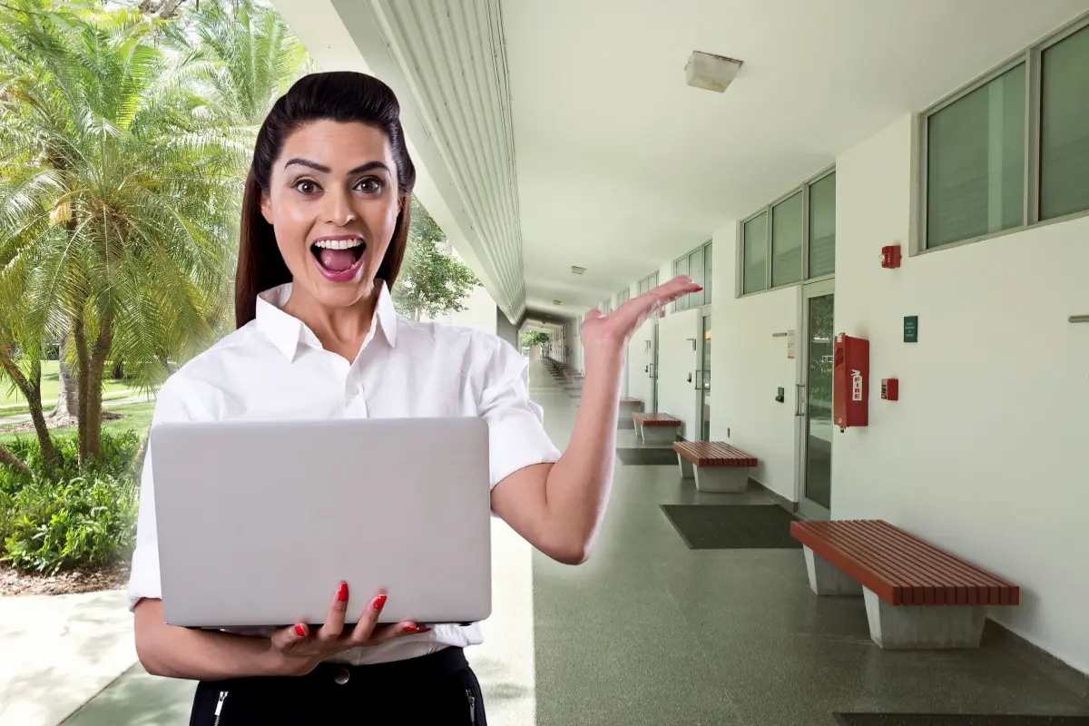 Una mujer e instalaciones de una universidad. Foto: Canva