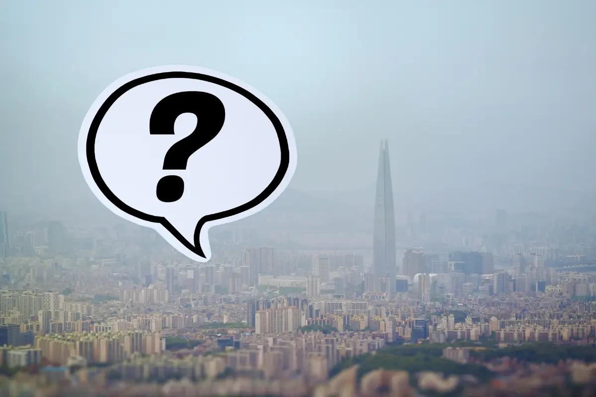 Una ciudad con contaminación y un signo de interrogación. Foto: Canva