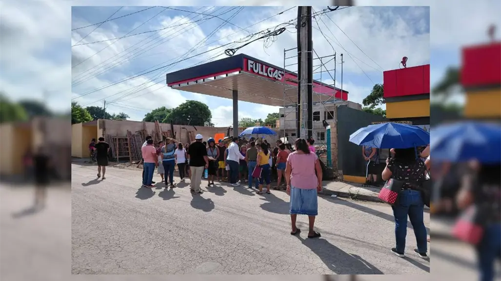 Cierran una calle cerca del Periférico de Mérida en protesta contra una gasolinera
