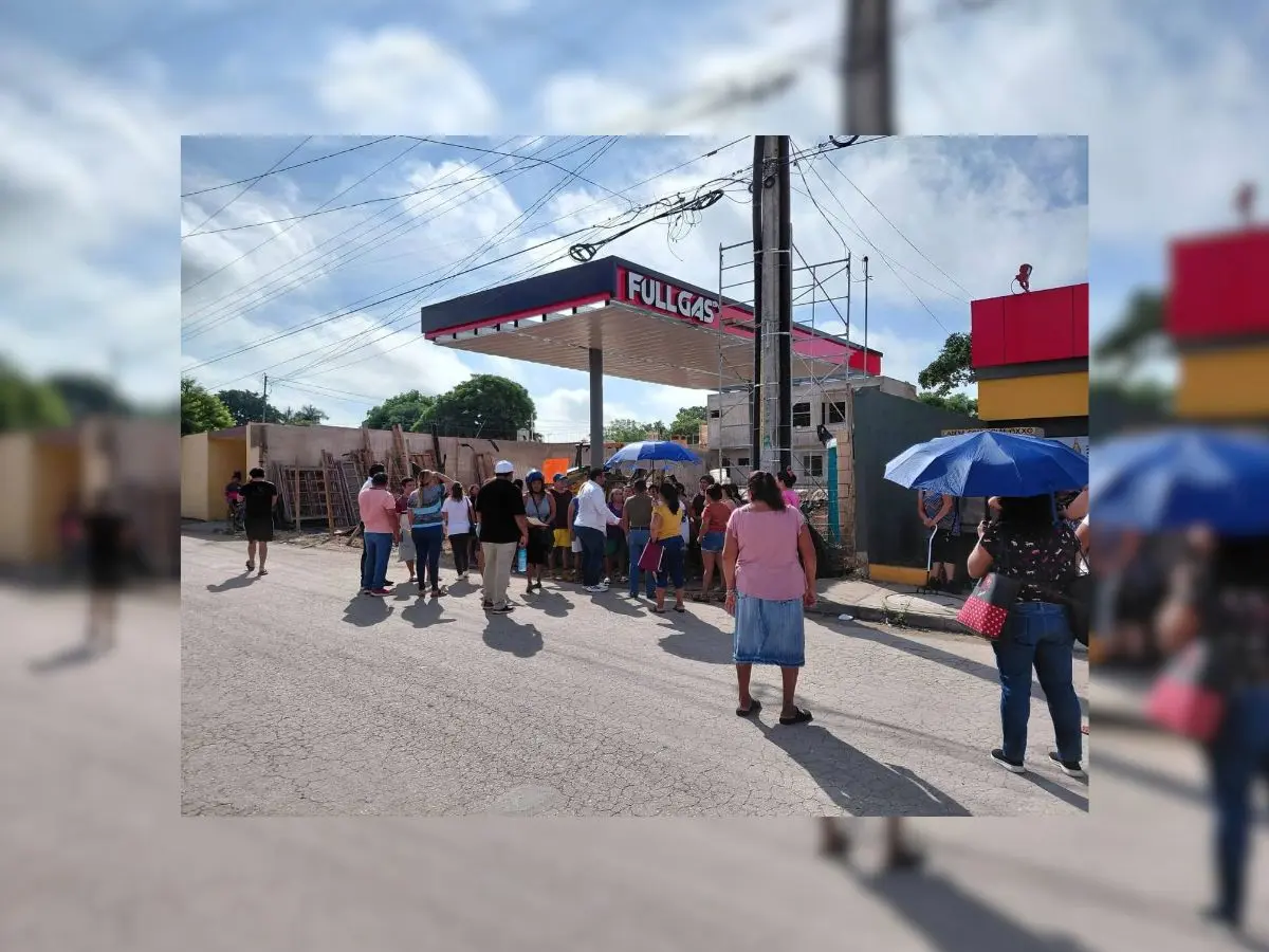 Vecinos de la colonia Amalia Solórzano cerraron una calle cercana al Periférico de Mérida en protesta por la construcción de una gasolinera cercana a una escuela, la cual señalan de peligrosa.- Fuente Info Yucatán