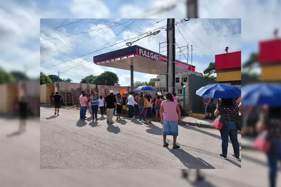 Cierran una calle cerca del Periférico de Mérida en protesta contra una gasolinera