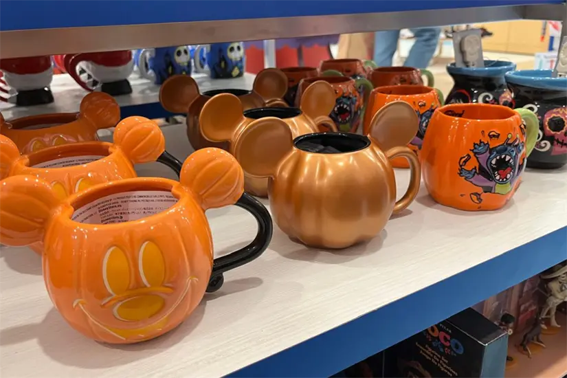 Colección de tazas de Mickey Mouse | Foto: Perla Herrera