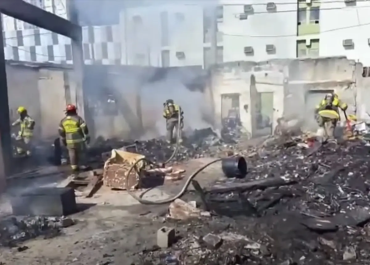 Las primeras investigaciones apuntan a que la casa se encontraba deshabitada, lo que podría haber facilitado la propagación rápida del incendio. Foto: Protección Civil de Nuevo León.