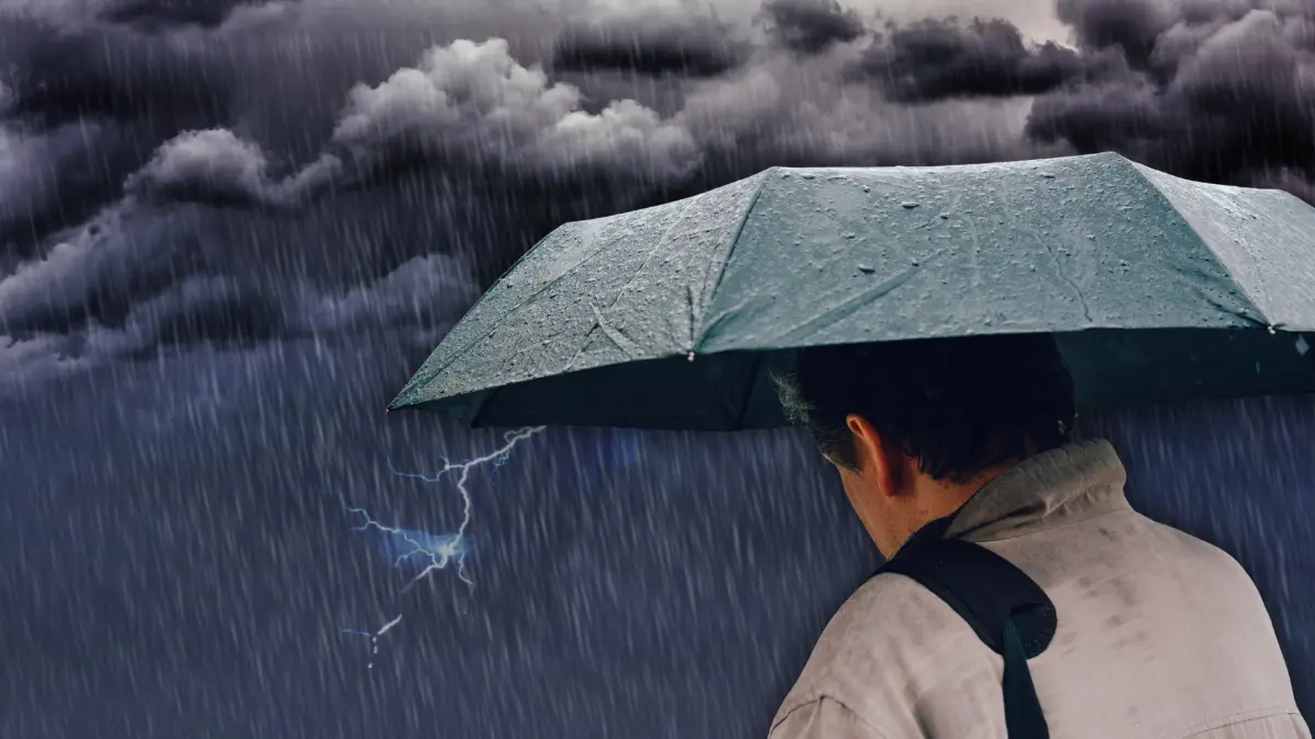 Las fuertes lluvias continuarán durante el primer fin de semana de octubre Foto: Canva/Alexis Lara