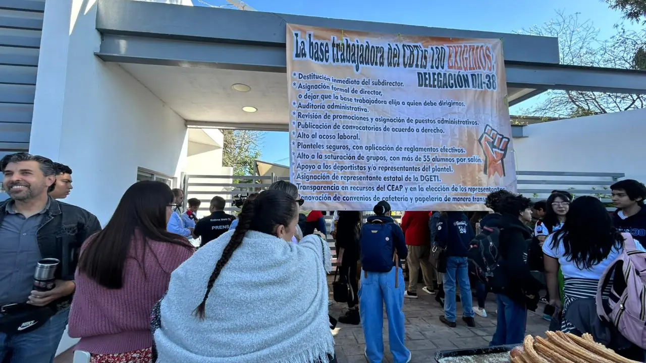 Foto: Alejandro Ávila | Maestros del CBTIS 130 tomaron las instalaciones por problemas con el encargado de dirección 