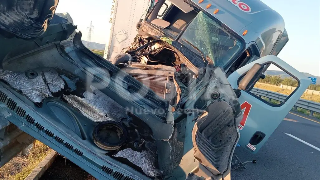VIDEO | Trágico choque entre tráiler y camión deja un muerto en Salinas Victoria