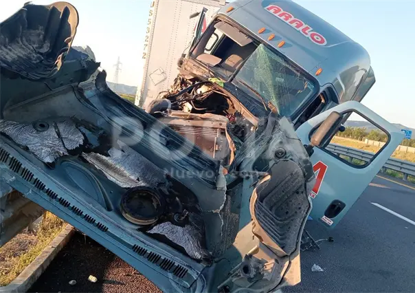 VIDEO | Trágico choque entre tráiler y camión deja un muerto en Salinas Victoria