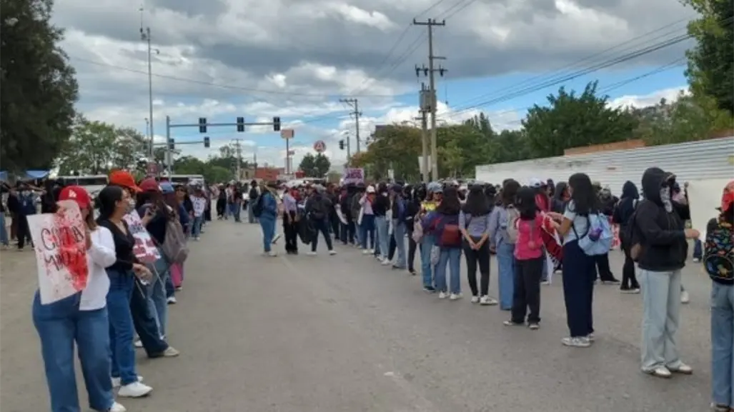 2 de octubre: Oaxaqueños marchan para conmemorar aniversario de la matanza en Tlatelolco