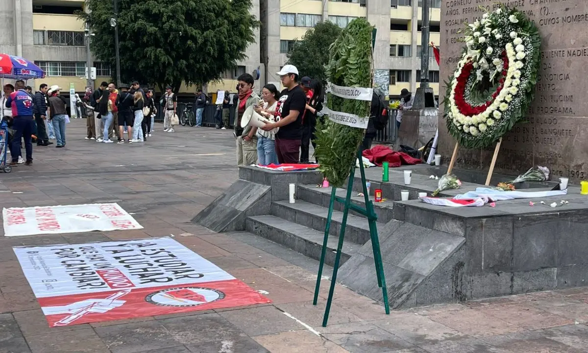 Ofrenda por víctimas de la matanza de Tlatelolco el 2 de octubre    Foto: Omar Gómez