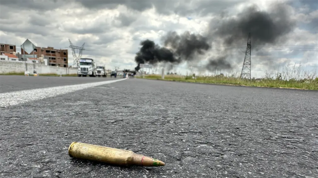 Sindicatos se disputan obra federal; negociaciones terminan en enfrentamiento y quema de autos en la autopista Puebla–Tlaxcala