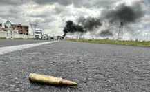 Sindicatos se disputan obra federal; negociaciones terminan en enfrentamiento y quema de autos en la autopista Puebla–Tlaxcala