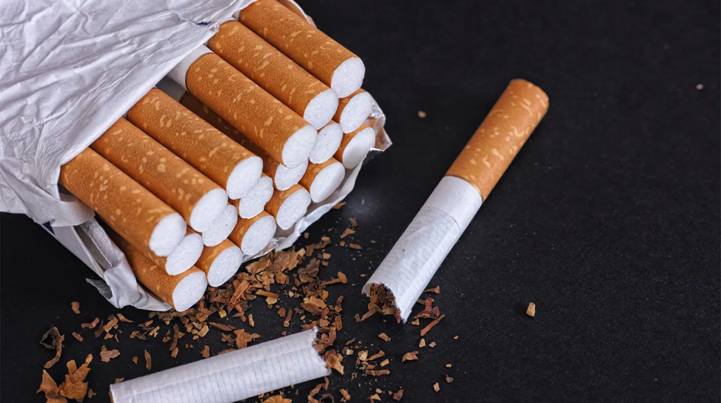 IPN alerta que el consumo de cigarros ilegales alcanza 28% en 2025. Foto: Canva