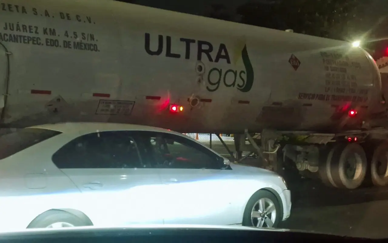Pipa de Ultra gas en avenida Revolución. Foto: X/ @raquelmaltosd (Canva)