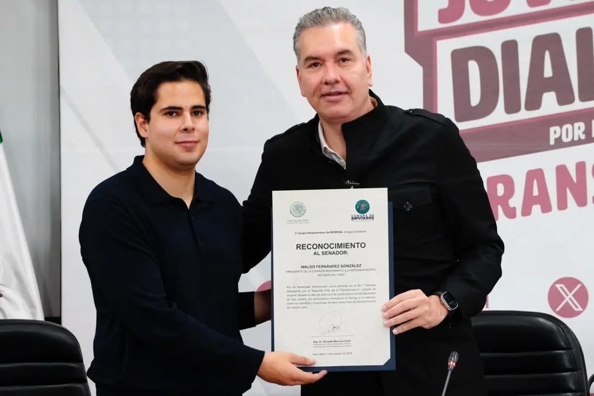 Waldo Fernández recibiendo reconocimiento Foto: X(Twitter) @FdzWaldo