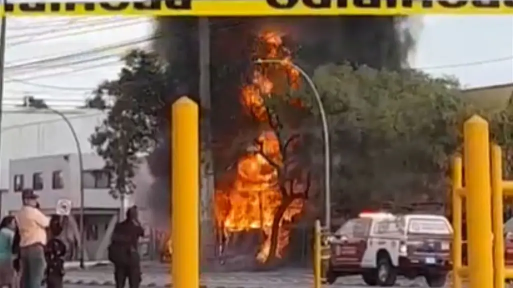 Fuego consume parte de un negocio en San Nicolás