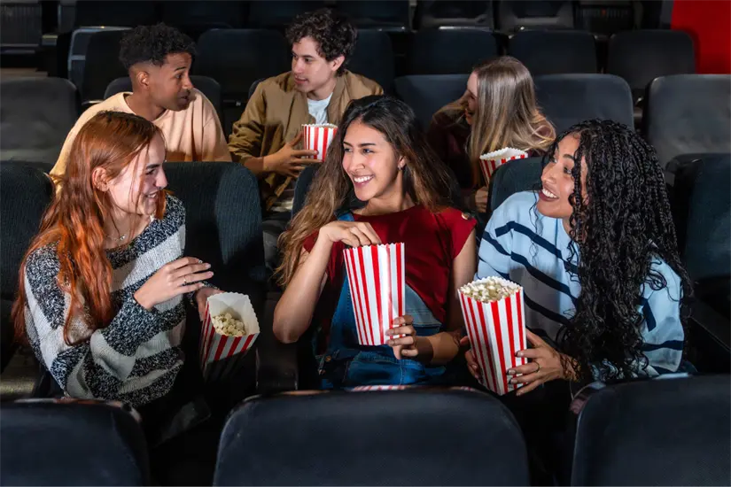 Jóvenes en una sala de cine. Foto: Canva