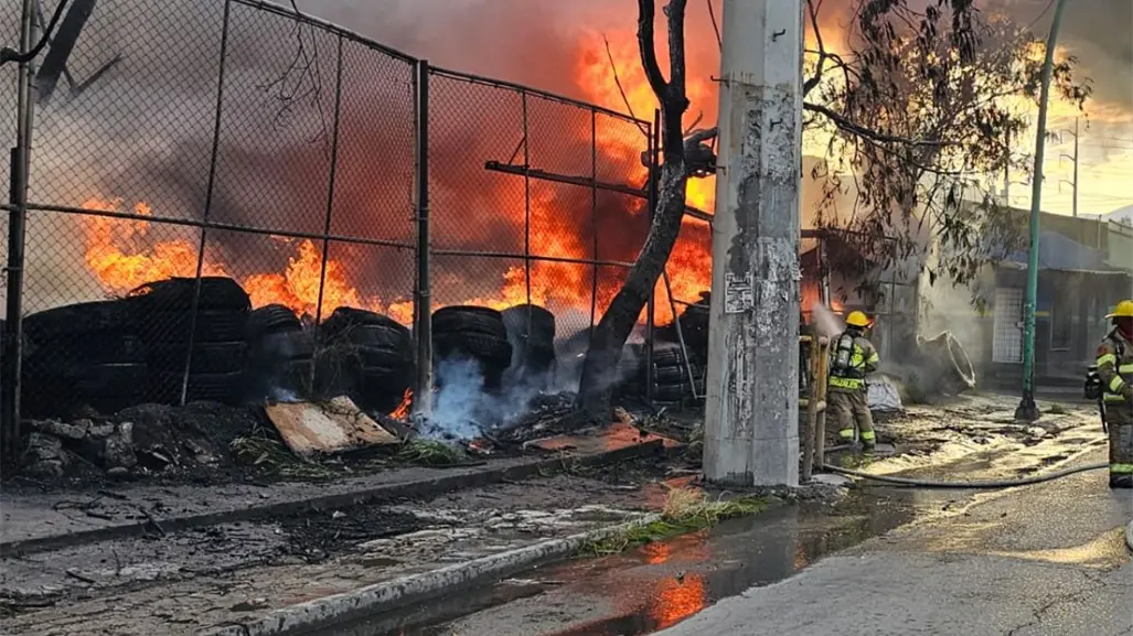 VIDEO l Fuego consume parte de un negocio en San Nicolás