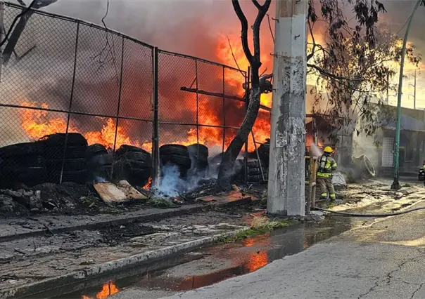 VIDEO l Fuego consume parte de un negocio en San Nicolás