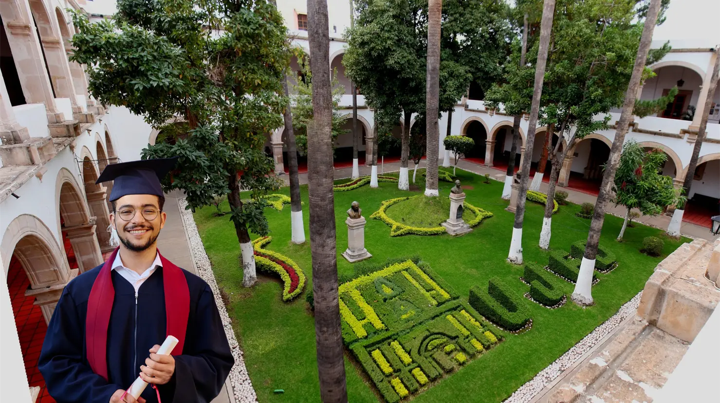 Aunque cada año egresan cientos de personas de la UJED, no todas obtienen su título profesional. | Foto: Especial.