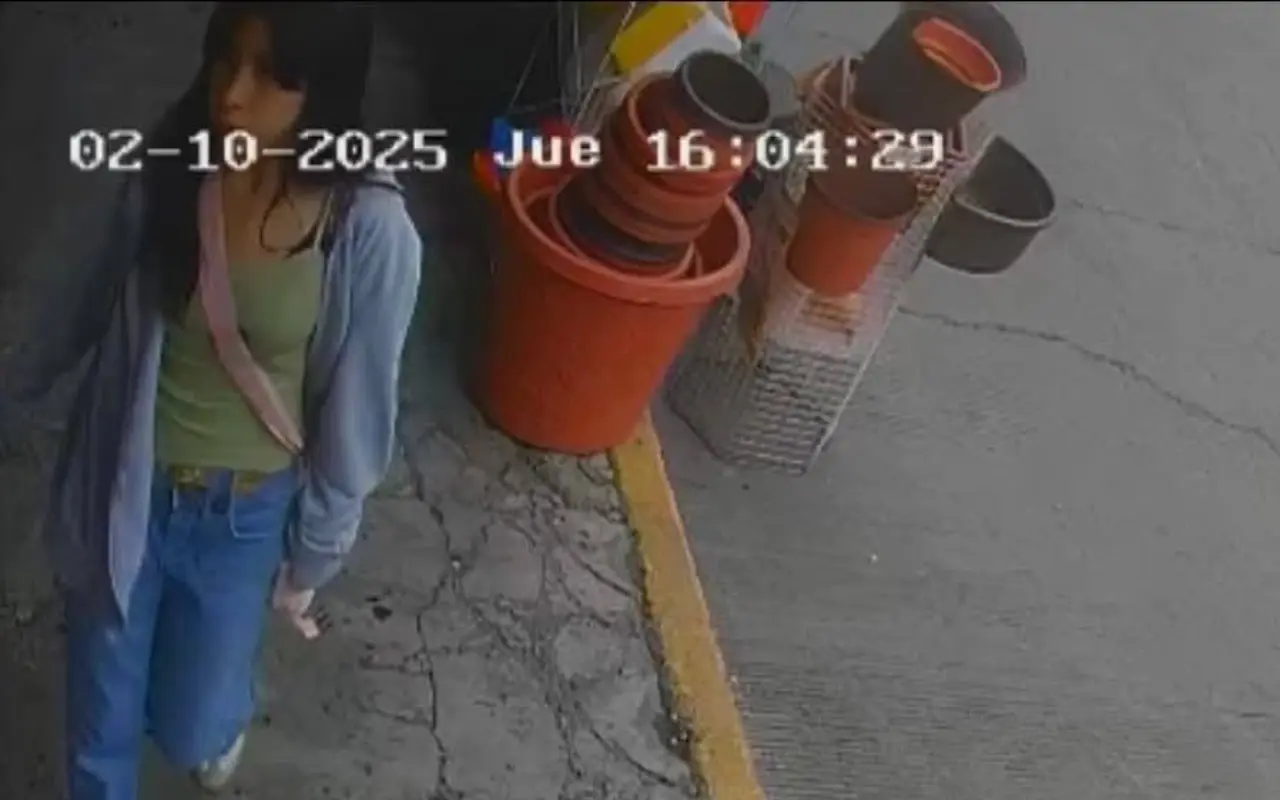 Kimberly captada por una cámara de seguridad. Foto: FB/ Arde el Estado de México (Canva)