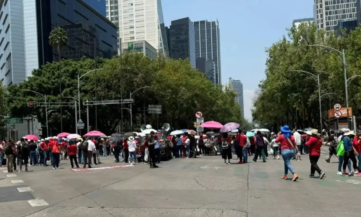 Manifestantes bloqueando Paseo de la Reforma en CDMX. Foto: Ramón Ramírez