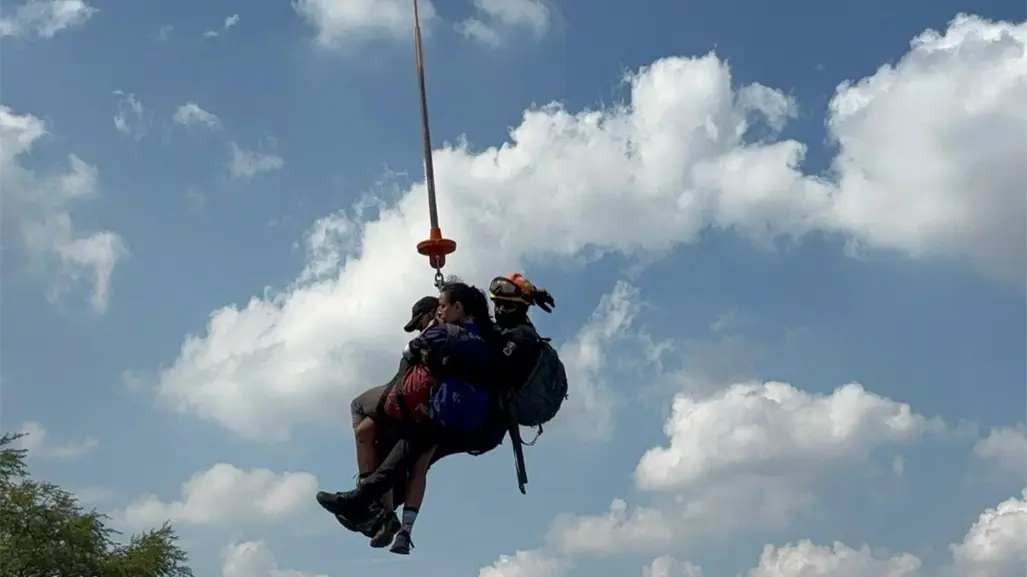 Rescatan a mujer lesionada en el Cerro de las Mitras con apoyo aéreo