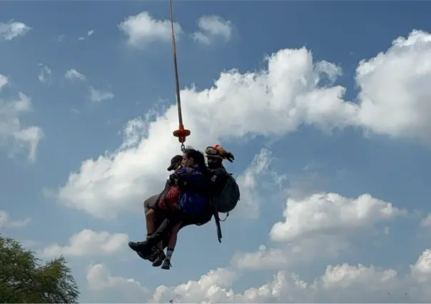 Rescatan a mujer lesionada en el Cerro de las Mitras con apoyo aéreo