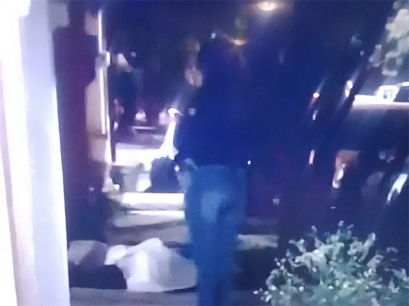 Se analizan grabaciones de cámaras de seguridad ubicadas en la zona, con la intención de identificar y dar con los presuntos responsables del homicidio./Foto: FB Enlace Coahuila