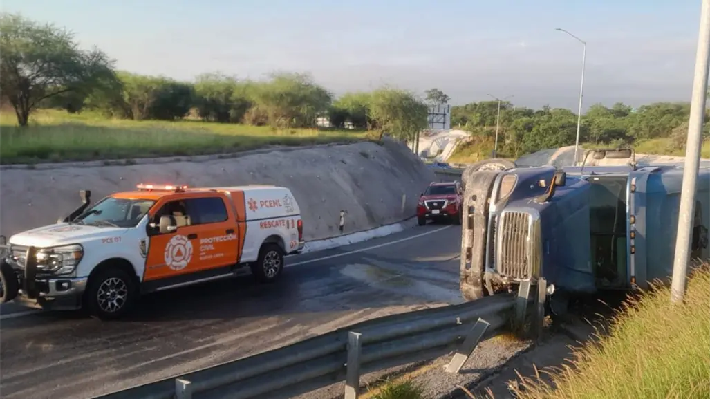 Camión de carga vuelca en Juárez; dos personas resultan heridas
