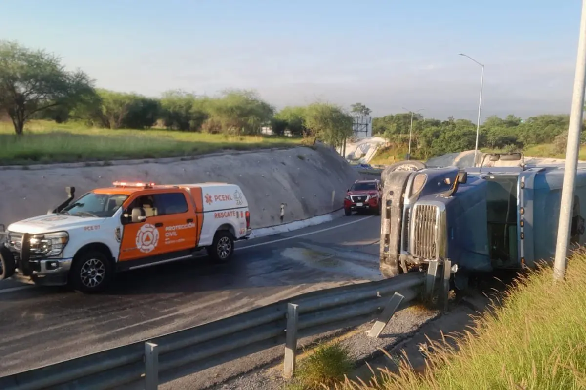 Una volcadura de un camión de quinta rueda se registró este sábado en el Anillo Periférico. Foto: PCNL